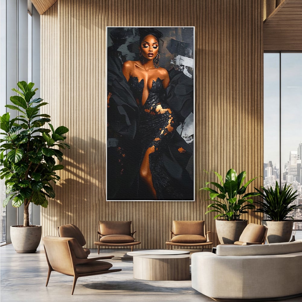 Tablou canvas cu tablou canvas cu portret de femeie, in rama de aluminiu argintiu, pe perete intr-un birou